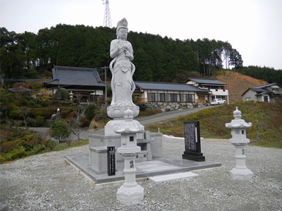 寺院境内観世音菩薩像