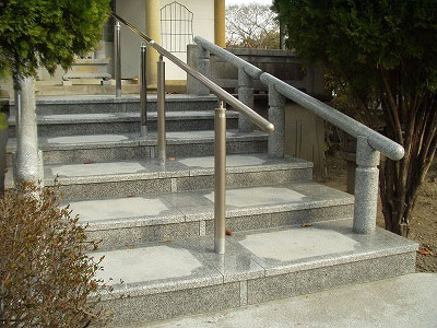 寺院本堂前石階段