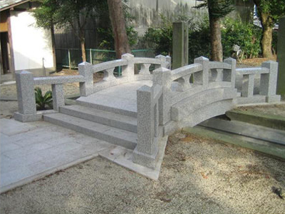 神社境内太鼓橋
