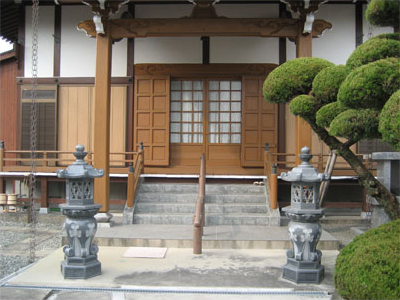 寺院境内　本堂前石灯籠